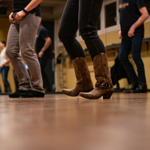 Line Dance Gruppe beim Tanzen, Close-Up Füße