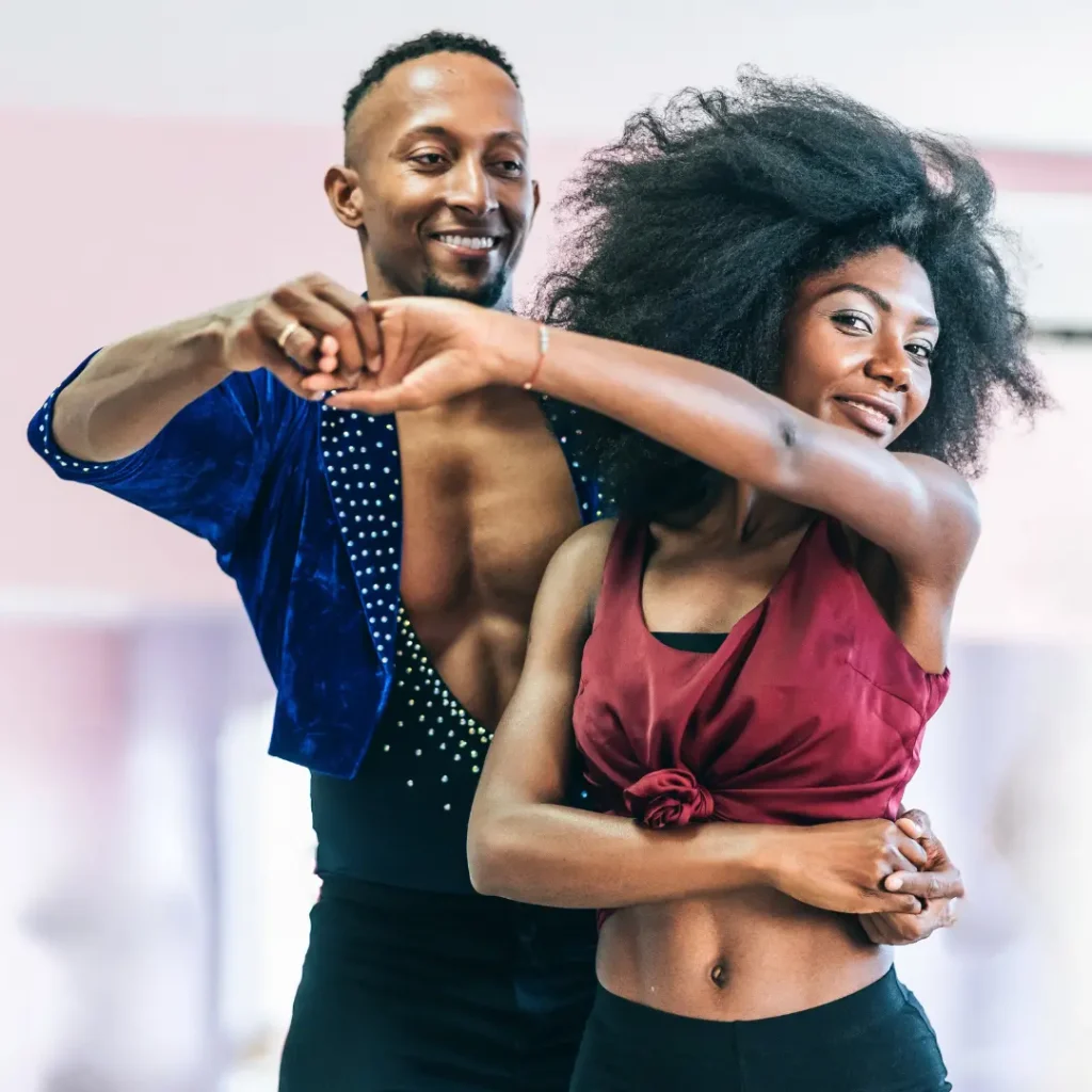Kubanisches Paar beim Tanzen einer Wickelfigur - Symbolbild für Salsa Kurs in Erding