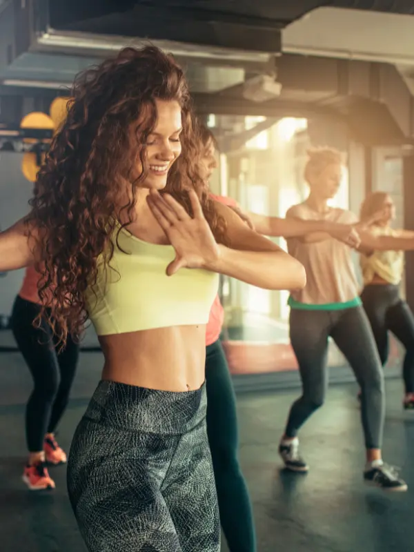 Gruppe junger Menschen im Zumba-Kurs