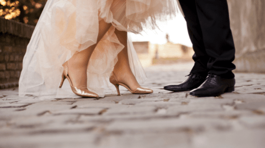 Füße eines Paares beim Hochzeitstanz
