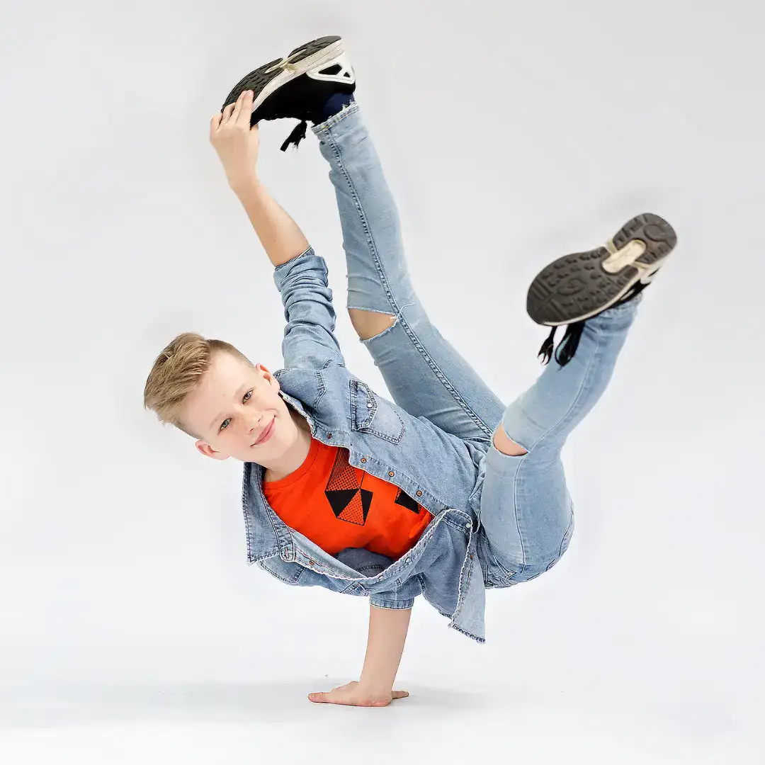 Kind zeigt Breakdance-Move im Breakdance-Kurs für Kinder