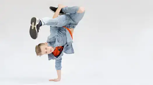 Junge im Breakdance-Kurs für Kinder ab 6 Jahre mit Freeze-Pose - Symbolbild
