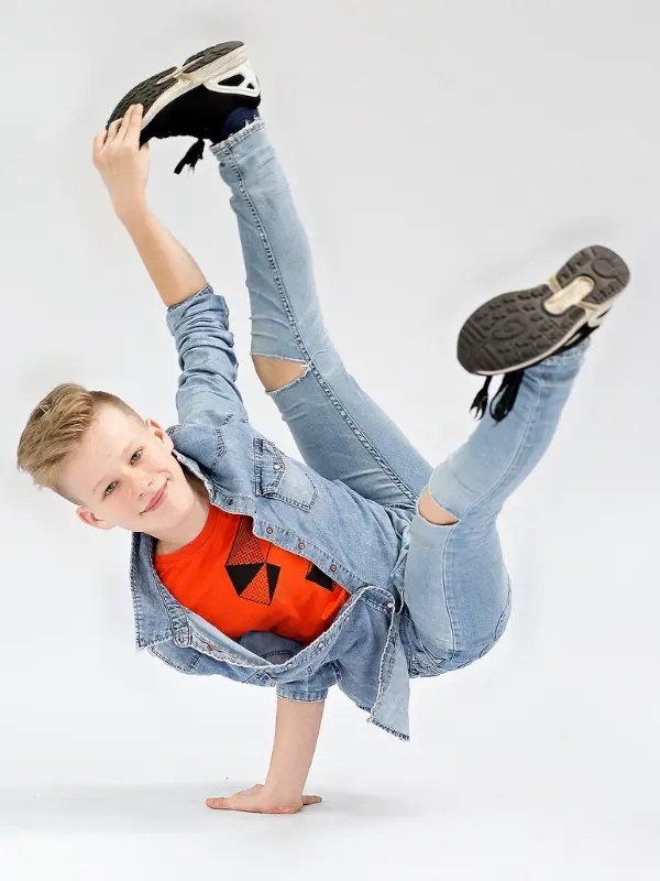 Junge im Breakdance-Kurs für Kinder mit Freeze-Pose als Symbolbild