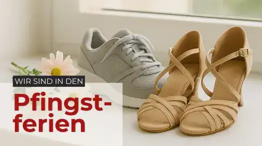 Tanzschuhe und Sportschuh ruhen während der Pfingstferien auf der Fensterbank