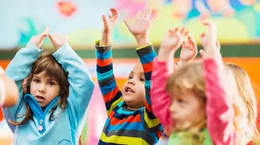 Kleinkinder beim Tanzen im Kindertanzkurs für 3- bis 5-Jährige