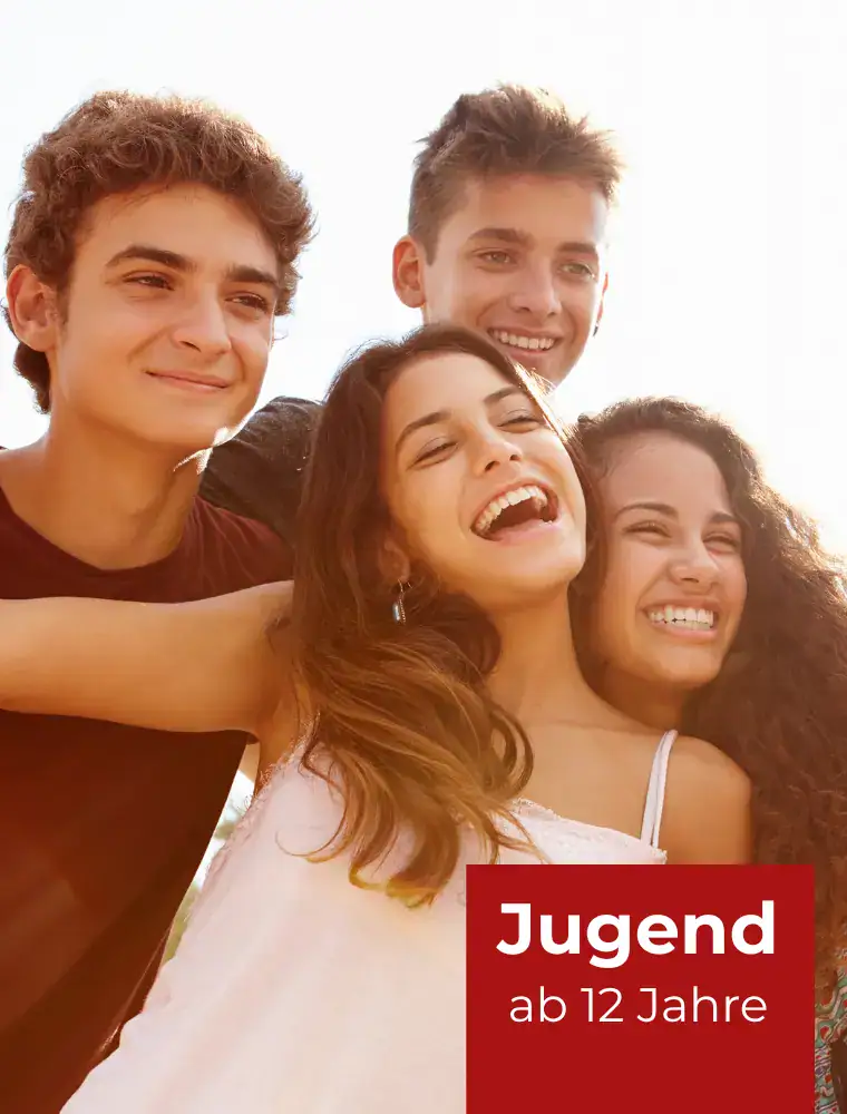 Fröhliche Gruppe Teenager – Symbolbild für Jugend-Tanzkurse in der Tanzschule