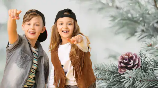 2 tanzende Kinder - Symbolbild für Kinder Weihnachtsfeier